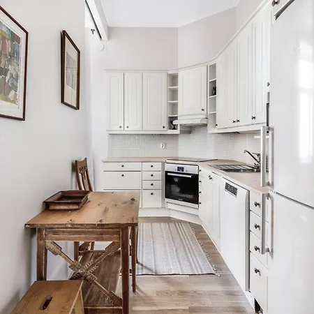 Charming 1-bedroom Near Center Lägenhet