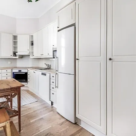 Charming 1-bedroom Near Center Lägenhet *
