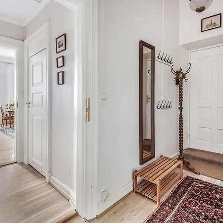 Charming 1-bedroom Near Center Lägenhet *