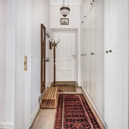 Apartment Charming 1-bedroom Near Center *